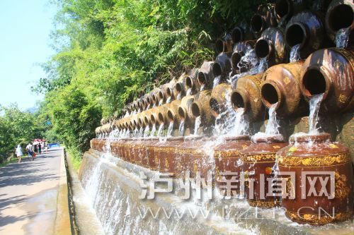 花田酒地景區(qū)酒壇倒出了水的靈動。