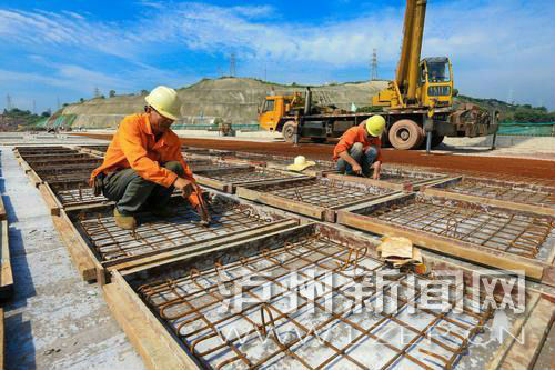 建設(shè)中的馬屋基立交。本報(bào)記者 牟科 攝